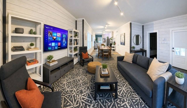 Charming screened porch hang-out, quiet locale 10-min to downtown. Pet Friendly!