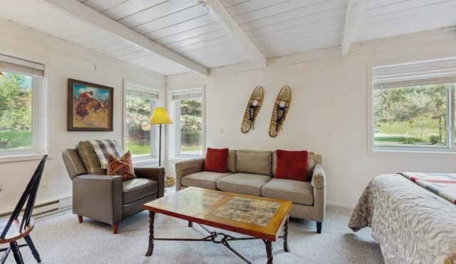 Charming, ski-themed studio w/free WiFi, full kitchen - near downtown Sun Valley