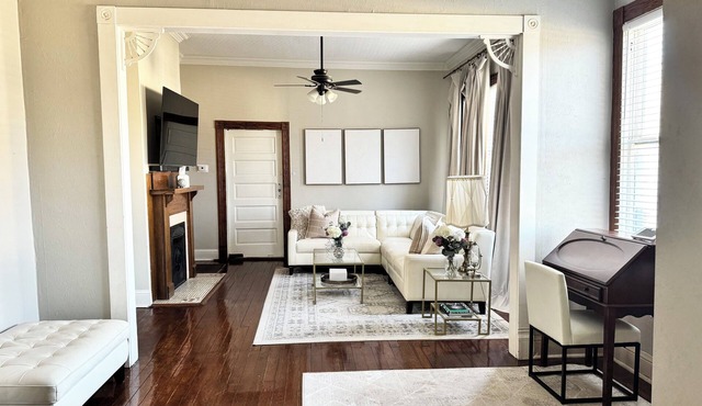 Charming Spanish Town Chalet centrally located for Baton Rouge food and fun
