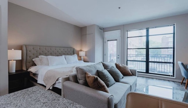 Charming Studio King Bed & Pool St Louis