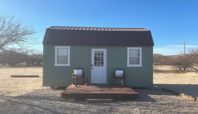 Charming tiny home in Benson with WiFi, AC and beautiful views.