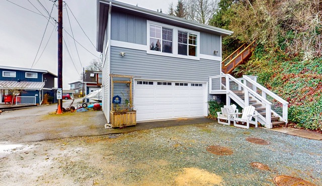 Charming Waterfront Studio Rental with fireplace on Camano Island