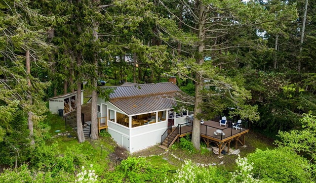 Charming waterfront home with fire pit and access to private beach