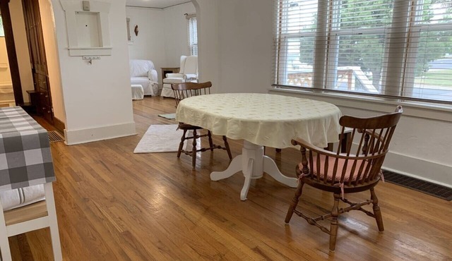 Cheerful 2 bedroom home in Avenues