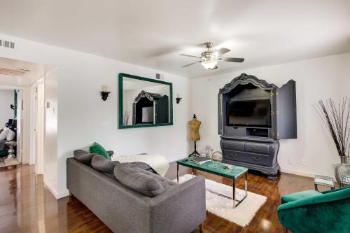 Chic Dallas Condo w/Pool, Walk to Knox Street!
