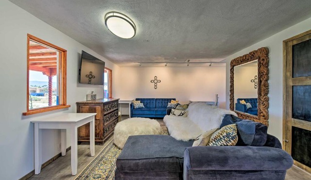 Chic Studio w/Grill - 25 Mins to Taos Ski Valley!