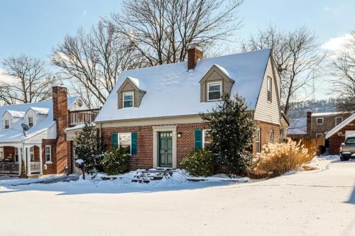 Cincy Area Bungalow w/Deck & Yard, Pets Welcome!
