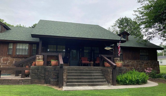 Classic lake lodge, boat launch, views, dock, blue water