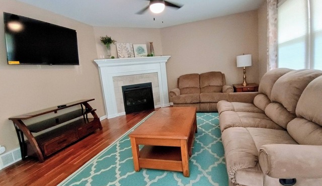 Clean 2 Bedroom House w/Office Near Mosaic and Mo West University