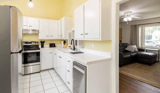 Clean & Comfortable Cottage in the Heart of Hutch!
