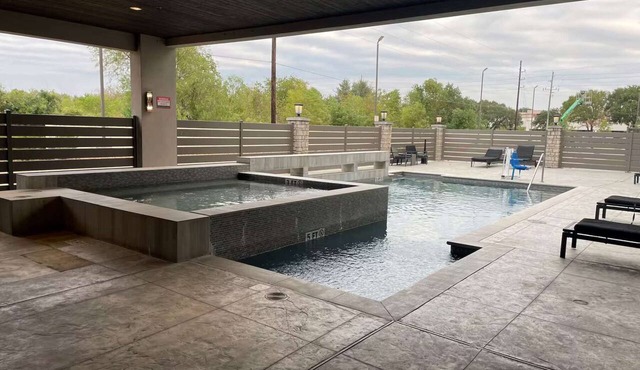 Close to Topgolf | Pool. Gym + Free Breakfast