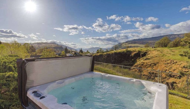 Closest home to Mosier Falls with mountain & river views, hot tub, & game room