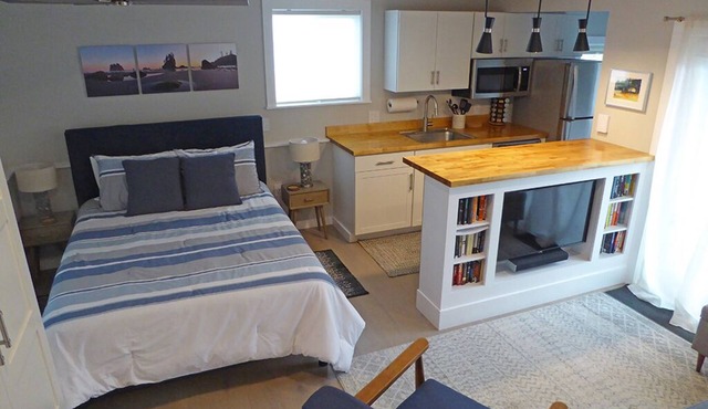Coastal Retreat - Beach, Hiking & Mountains!
