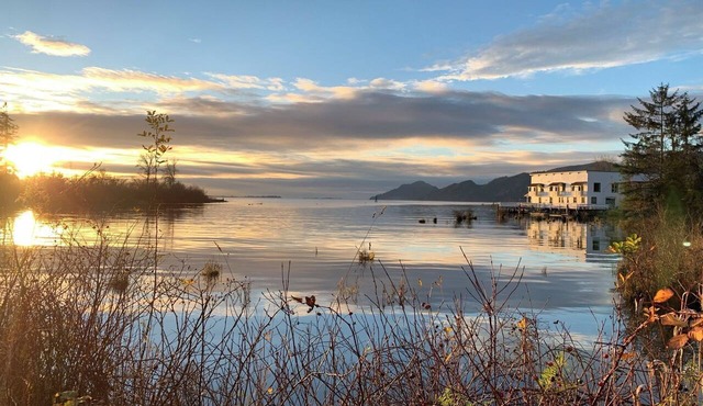 Columbia River Sunsets - spacious riverfront condo with spectacular views.