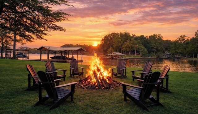 Come and enjoy The Good Life on Cedar Creek Lake! This spacious 5/4 is perfect!