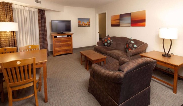 Comfort & Convenience! 2 Spaces w/Fully-equipped Kitchen, Parking & Breakfast!