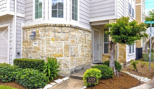 Comfort in Heights Gated 2BR 2.5 BA w Parking, 15 Min to Galleria & Med Center