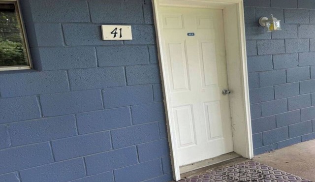 Comfortable Cove-Side Getaway with 2 Bedrooms and 1 Bath in Lake Ozark