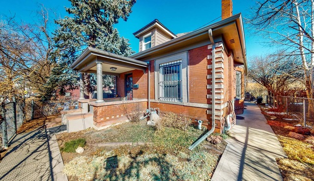 Comfortable guesthouse, prime location with patio