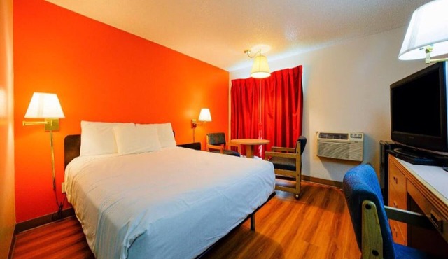Comfortable Stay Near Eastern Oregon Airport — Pet-Friendly Room in Hermiston