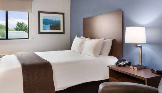 Comfortable Suites with Kitchenettes Near HAPO Center and Event Sites