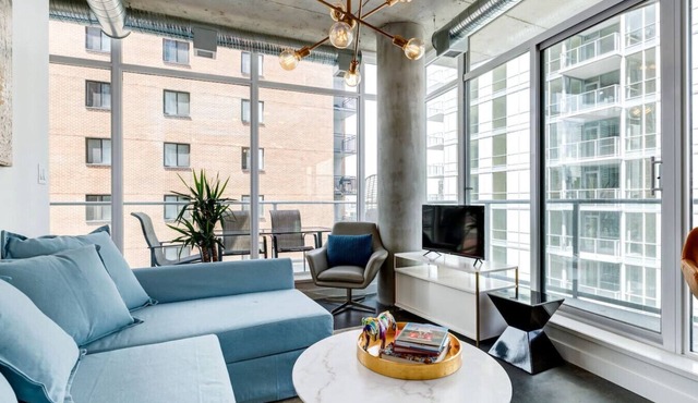 Comfy 1BR Calgary Escape w/Balcony, Sleeps 4! in Calgary