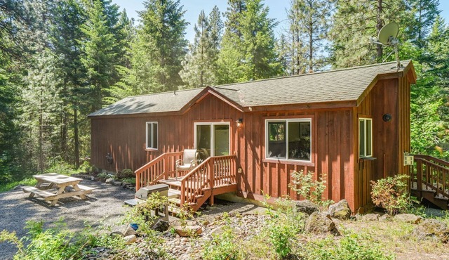 Comfy Cabin for R&R in Trout Lake Near Mt. Adams