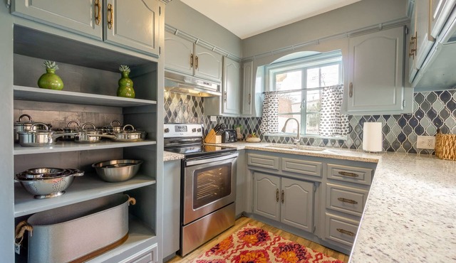 Comfy Colonial - up to 15 ppl, 5 mins to Plaza District or State Fair