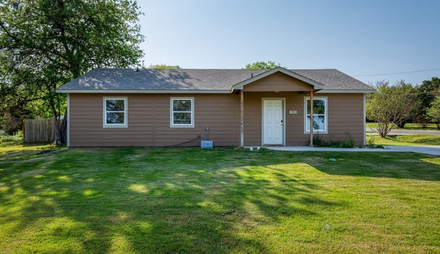 Comfy Cozy Cottage #2 by Lake Granbury