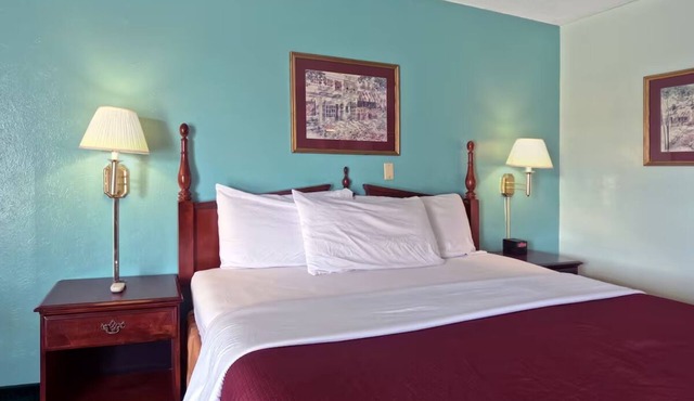 Comfy Room w/King Bed – Great Value for Travelers Along Historic Route 66