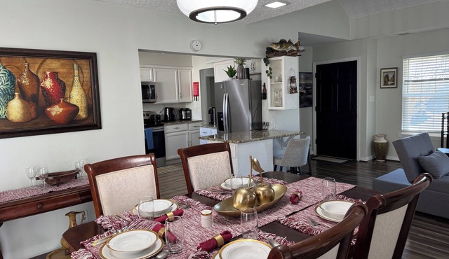 Convenient, cozy home surrounded by trees, 6 miles to BNA, 13 miles to downtown.