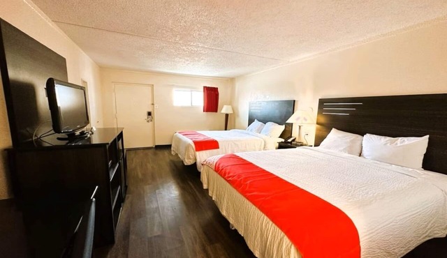 Convenient Room in San Antonio with 2 Queen Beds, Microwave, and Fridge!