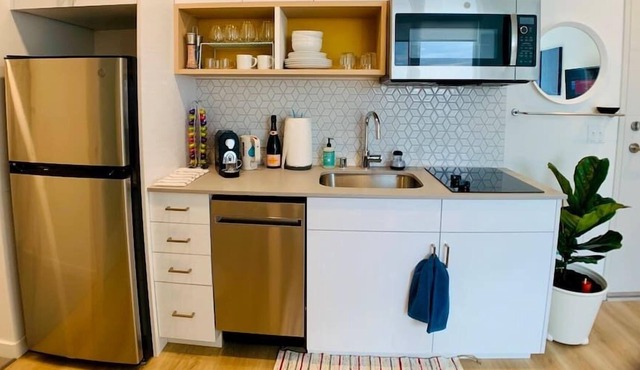 Corner unit studio with natural light and premium amenities for a very comfortable quick stay. in Seattle