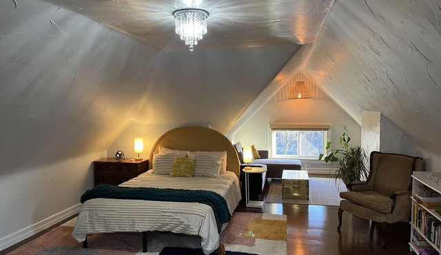 Cosy Boho 3rd Floor Studio in Heart of Covington, 5 Minute Walk to Wedding Venue in Covington