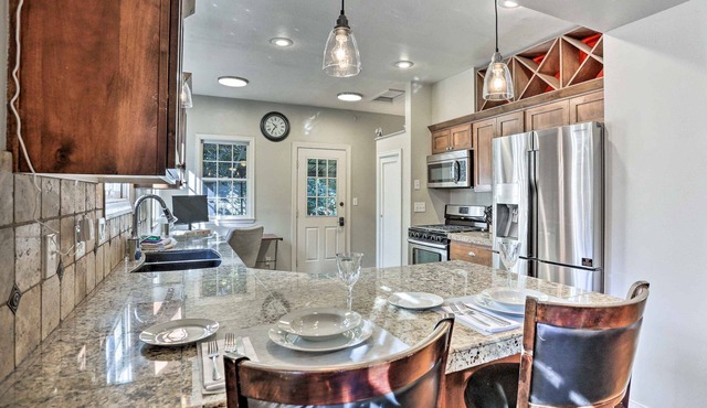 Cottage in Hyde Park: Yard, 1 Mi to Dtwn