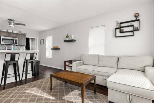 Cottage on Duryea - Cozy 1BD home in the Heights