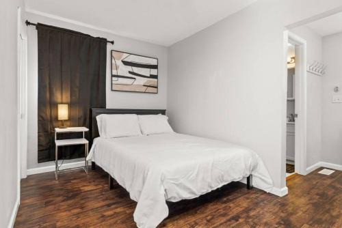 Cottage on Duryea - Cozy 1BD home in the Heights