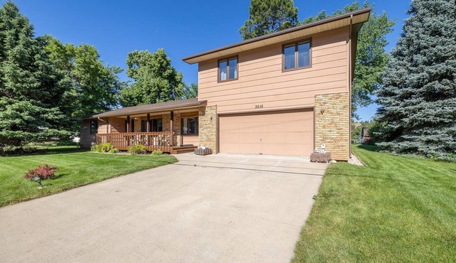 Cougar Lodge Vacation Home Thirty Minutes from Mt Rushmore - In Rapid City On Canyon Lake Thirty Minutes from Mt Rushmore