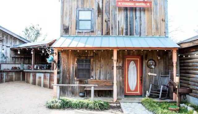 Cowboy Hotel in Western Town w/Saloon & Firepit!