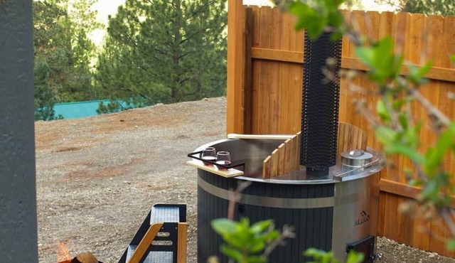 Coyote Ridge Hideaway. Wood-Fired Hot Tub