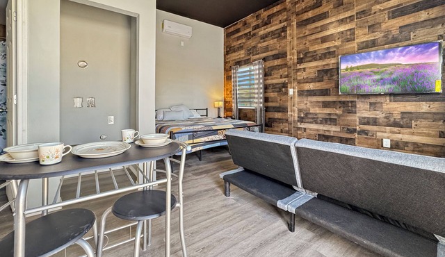 Cozy 1-bedroom studio in lovely El Paso Location! Close to sprouts and I10