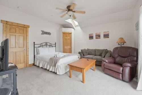 Cozy 1BR Mountain View Studio with Fireplace &Deck