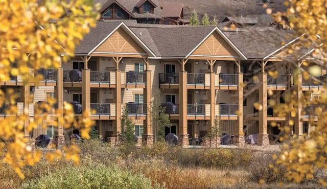 Cozy 2 Bedroom Deluxe in the Rocky Mountains
