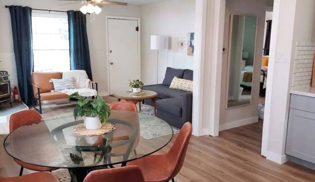 Cozy 2 Bedroom with Mid-Century & Farmhouse Vibes