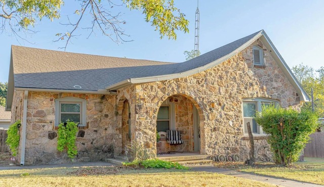 Cozy 2BR/2BA retreat for 4 near top Saint Jo wineries. Features a full kitchen, workspace, fast Wi-Fi, washer/dryer, and a peaceful private patio. Perfect for wine getaways, couples, or relaxing escapes.