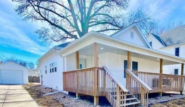 Cozy 3 bedroom home, 1 bathroom, single garage, 5 mins to downtown