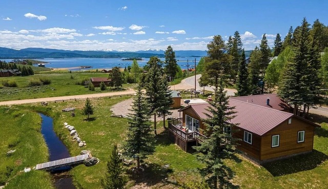 Cozy 3-bedroom Lakeview Cabin with Meadow & Mountain View’s