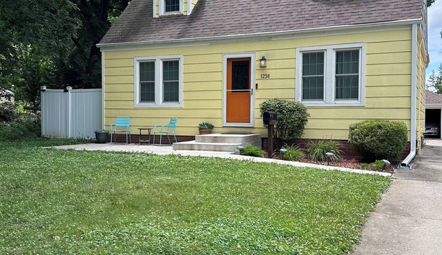 Cozy 4 bedroom home. Just 2 miles from Drake University. Easy access to I235.