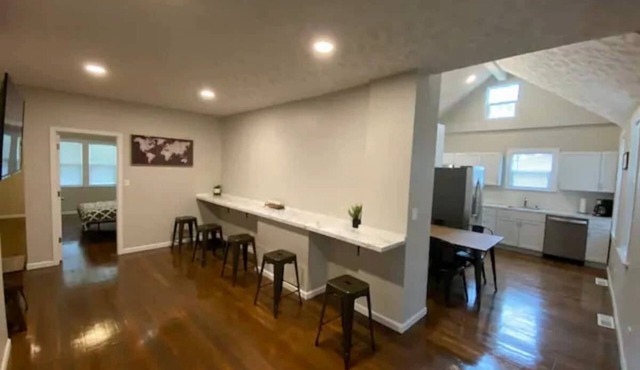 Cozy 5 Bedroom 3 Bath Omaha Home. Sleeps 14 w/Lots of parking!