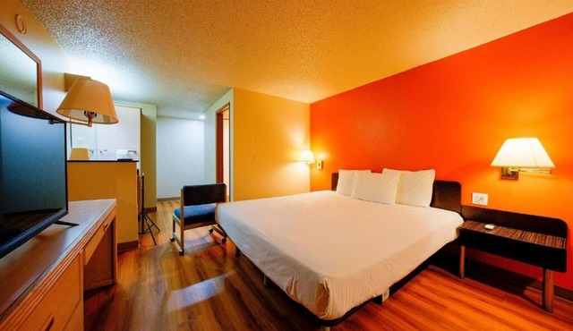 Cozy & Affordable Pet-Friendly Room | Free Parking | Near McKenzie Park